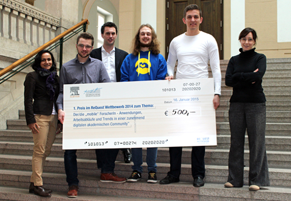 Gewinner des ReQuest Wettbewerbs 2014 halten einen überdimensionierten Scheck. Gewinner des ReQuest Wettbewerbs 2014 halten einen überdimensionierten Scheck.