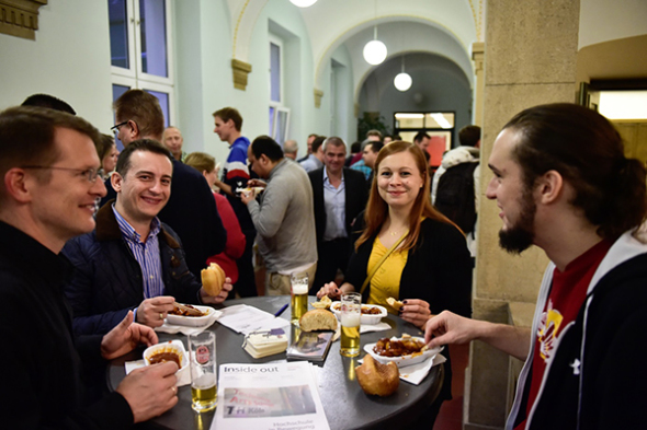 In geselliger Runde bei Kölsch und Currywurst: Ehemalige, Mitarbeiter, Professorinnen und Professoren.