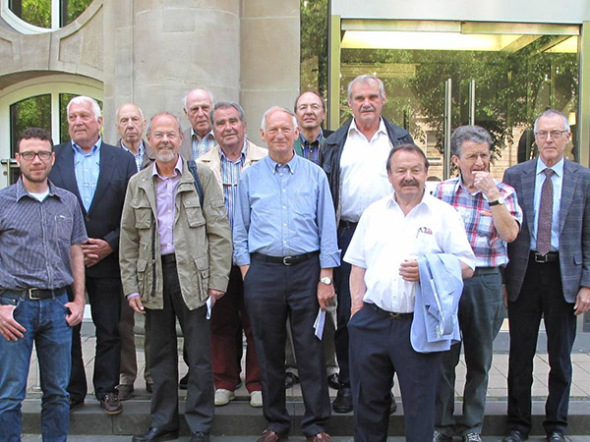 Gruppenbild vor dem Gebäude im Ubierring 48