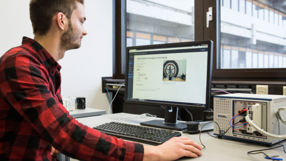 Studierender am PC Studierender am PC