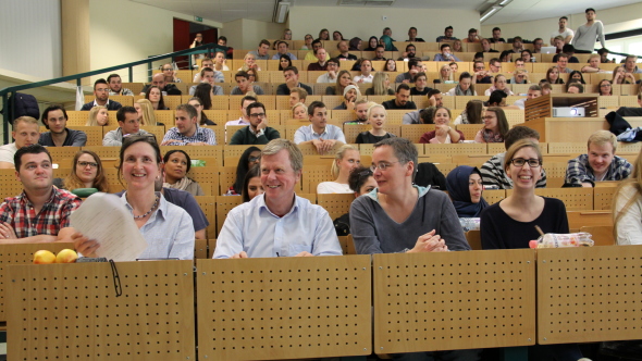 Auditorium und Jury im Finale  