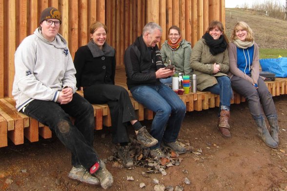 v.l. Patrick Müller, Prof. i. V. Susanne Kohte, Prof. Peter Scheder, Nadja Thielen, Viviane Bonfanti und Nina Wester feiern die Fertigstellung des Rohbaus.