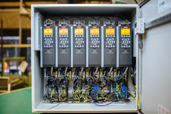 Über die Frequenzumrichter werden die einzelnen Antrieb exakt geregelt. Sämtliche Daten werden via CAN-Bus zwischen Frequenzumrichtern und Steuerung ausgetauscht.