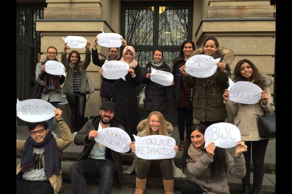 Internationale Studierende halten Sprechblasen mit Studiengängen ins Bild