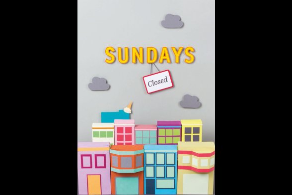 Bunte Papierhäuser, darüber der Schriftzug "Sundays closed"