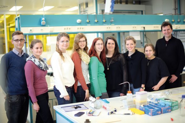 Allein im biotechnologischen Labor des Campus Leverkusen arbeiten sechs Doktorandinnen und Doktoranden, vier davon werden über Drittmittel gefördert. 
