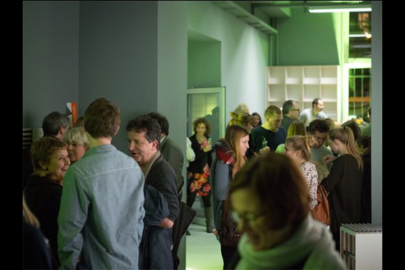 Besucher der Eröffnungsfeier im Gespräch.