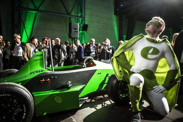 Nach endlosen Tagen, Nächten, Wochenenden und Monaten ist es soweit: Das Team eMotorsports enthüllt seinen eMC15