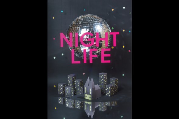 Diskokugel hängt über nächtlicher Stadt aus Papier, darüber steht in pinker Schrift "Nightlife".