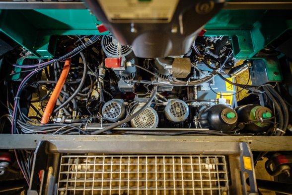 Permanentmagneterregte Synchronmotoren sorgen für beste Wirkungsgrade, zwei Druckspeicher decken hydraulische Lastenspitzen ab. Übersichtlichkeit und ein guter Zugang zum Maschinenraum erleichtern die Wartung 