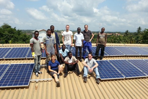 Das deutsch-ghanaische Photovoltaik-Team vor der Solaranlage.