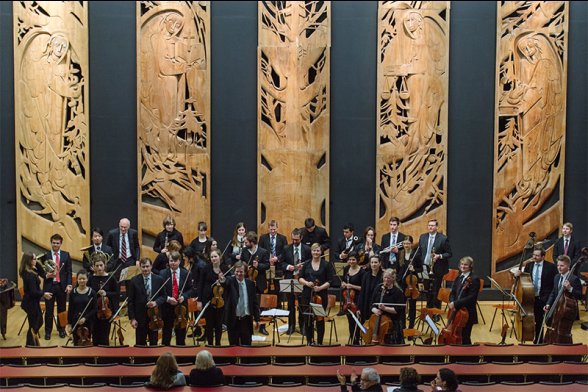 Das Orchester der Fachhochschule Köln in der Aula, stehend beim Schlussapplaus