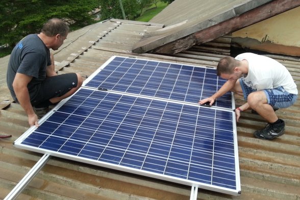 Die ersten Solarzellen werden auf einem Dach installiert. 