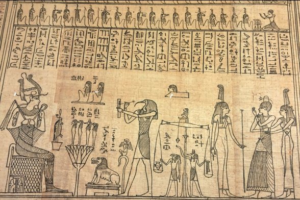 Dieses Bild auf dem Papyrus zeigt Osiris (links) - den ägyptischen Gott des Jenseits, der Wiedergeburt und des Nils - der über den Toten zu Gericht sitzt.