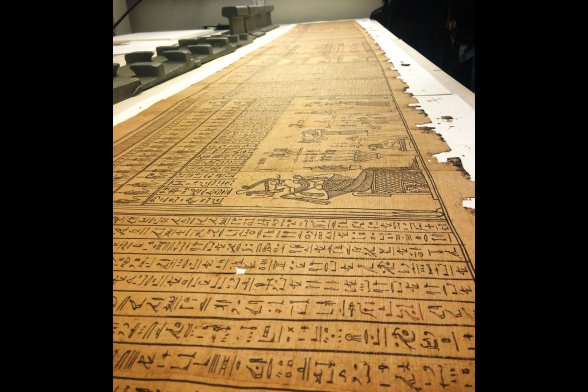 Studierende des Instituts für Restaurierungs- und Konservierungswissenschaft der TH Köln haben Anfang November 2015 ein rund 2.300 Jahre altes Papyrus entrollt.