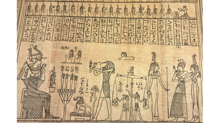 Dieses Bild auf dem Papyrus zeigt Osiris (links) - den ägyptischen Gott des Jenseits, der Wiedergeburt und des Nils - der über den Toten zu Gericht sitzt.