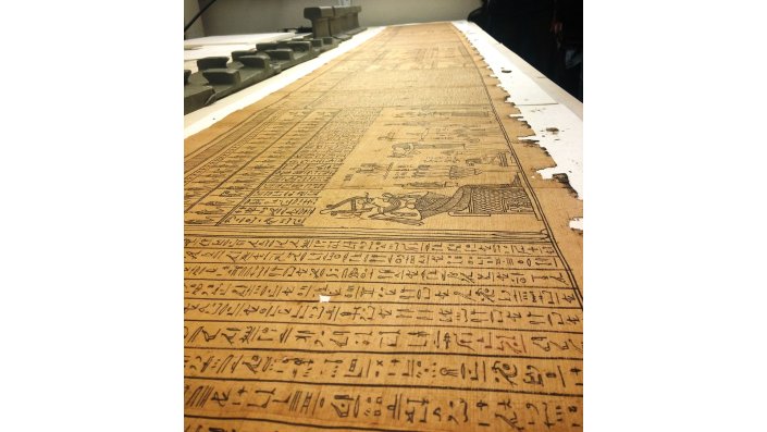Studierende des Instituts für Restaurierungs- und Konservierungswissenschaft der TH Köln haben Anfang November 2015 ein rund 2.300 Jahre altes Papyrus entrollt. 