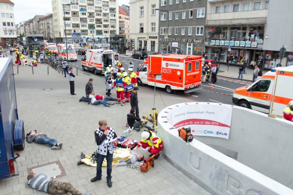 Großaufgebot von Rettungsdiensten auf der Bonner Straße im Kölner Süden am Sonntag, 31. Mai 2015.