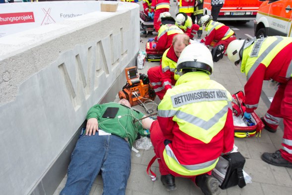 Die Rettungskräfte kümmern sich um die Verletzten. 