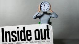 Eine Frau hält eine Uhr (Bild: Nanduu, photocase.de) Eine Frau hält eine Uhr (Bild: Nanduu, photocase.de)