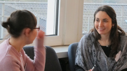 Zwei Frauen im Gespräch (Bild: Sabine Schlehecker) Zwei Frauen im Gespräch (Bild: Sabine Schlehecker)