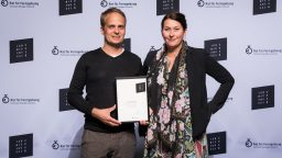 Bernd Ullrich und Prof. Andrea Dung nahmen den Iconic Award für die Bildungswerkstatt entgegen. (Bild: Lutz Sternstein)