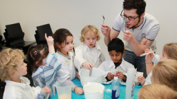 Student erklärt Experiment (Bild: Andreas Schneider / TH Köln)