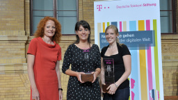 Gleich zwei Preisträgerinnen gab es in der Kategorie Nachwuchs: Nadja Lissok (M.) und Laura Millmann (r.). Die Laudatio hielt Jury-Mitglied Prof. Dr. Bettina Hannover. (Bild: Deutsche Telekom Stiftung)