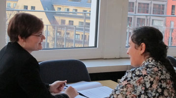 Zwei Frauen im Gespräch Zwei Frauen im Gespräch