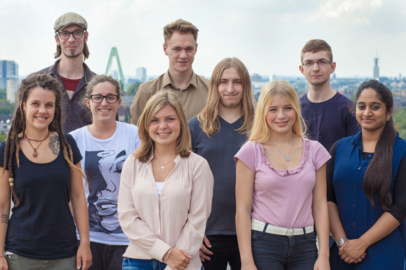 Hintere Reihe: David Braun, Bert Fornfeist, Simon Koßmann – Mittlere Reihe: Julia Fein, André Spinnler Vorne: Laura Kauf, Melina Mieß, Phaedra Felsch, Krista Croos (v.l.n.r.) Hintere Reihe: David Braun, Bert Fornfeist, Simon Koßmann – Mittlere Reihe: Julia Fein, André Spinnler Vorne: Laura Kauf, Melina Mieß, Phaedra Felsch, Krista Croos (v.l.n.r.)