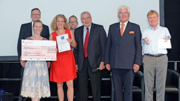 Josef Stupp (TH Köln), Sabine Lindlar (Un-Label - Choreographie und Tanz-Koordination), Lisette Reuter (Un-Label - Leitung und Konzept), Guido Groß (Vorstand Pusteblume-Zentrum e.V.), Axel Rodert (Vorsitzender des Kuratoriums der Gold-Kraemer-Stiftung), Johannes Ruland (Vorstandsvorsitzender der Gold-Kraemer-Stiftung), Matthias Berg (Moderator) Josef Stupp (TH Köln), Sabine Lindlar (Un-Label - Choreographie und Tanz-Koordination), Lisette Reuter (Un-Label - Leitung und Konzept), Guido Groß (Vorstand Pusteblume-Zentrum e.V.), Axel Rodert (Vorsitzender des Kuratoriums der Gold-Kraemer-Stiftung), Johannes Ruland (Vorstandsvorsitzender der Gold-Kraemer-Stiftung), Matthias Berg (Moderator)