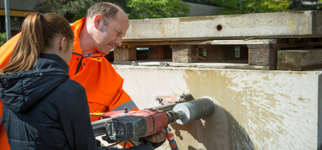 Christian Ihns vom Institut für Baustoffe, Geotechnik, Verkehr und Wasser (IBGVW) zeigte den Schülerinnen, wie sie eine Baustoffprobe nehmen können.  (Bild: Heike Fischer/TH Köln)