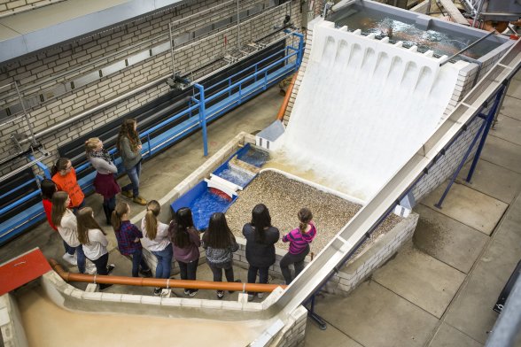 Demonstration der Großmodelle des Labors für Wasser und Umwelt