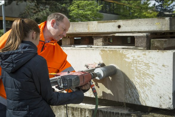 Christian Ihns vom Institut für Baustoffe, Geotechnik, Verkehr und Wasser (IBGVW) zeigte den Schülerinnen, wie sie eine Baustoffprobe nehmen können. 