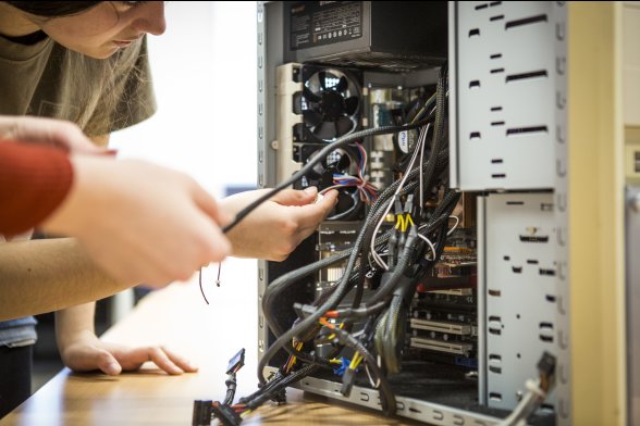  Am Girls' Day bauen die Schülerinnen einen PC zusammen. 