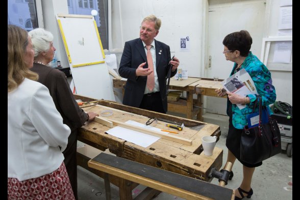 Prof. Dr. Robert Fuchs zeigt den Ort, an dem Ludwig Gies eine Wanddekoration entworfen hat.