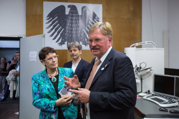 Prof. Dr. Rita Süssmuth, Prof. Dr. Gunnar Heydenreich (hinten), Prof. Dr. Robert Fuchs an der Geburtstätte des Bundesadlers. Hier entstand die "Fette Henne" – eine Gedenktafel wurde enthüllt.