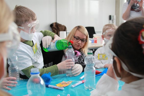 Student hilft beim Experiment