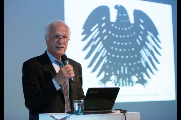 Christoph Laeis über die Entwicklung des Bundesadlers: Studio Laeis erhielt 1999 den Zuschlag für ein Re-Design des Adlers – Anlass war der Umzug des Bundetages nach Berlin