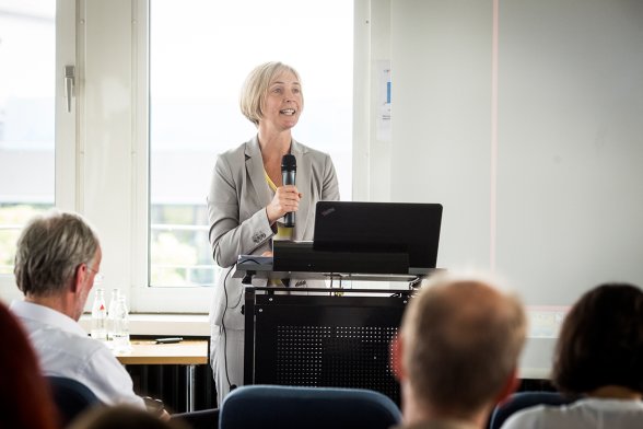 Prof. Dr. Sylvia Heuchemer begrüßt die Gäste.