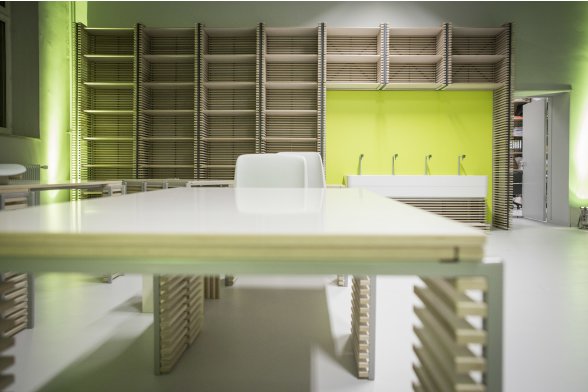 Tisch im Vordergrund Regal und Waschbecken im Hintergrund