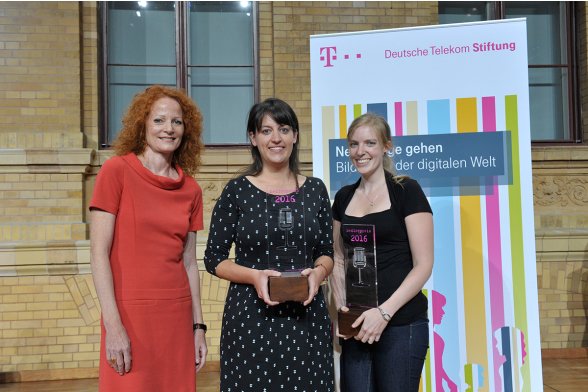 Gleich zwei Preisträgerinnen gab es in der Kategorie Nachwuchs: Nadja Lissok (M.) und Laura Millmann (r.). Die Laudatio hielt Jury-Mitglied Prof. Dr. Bettina Hannover.