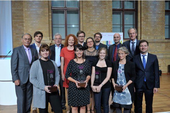 Die Preisträger des Medienpreises Bildungsjournalismus 2016 gemeinsam mit den Jury-Mitgliedern sowie den Mitgliedern des Vorstands der Deutsche Telekom Stiftung
