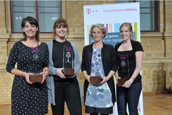 Die Preisträgerinnen des Medienpreises Bildungsjournalismus 2016: Nadja Lissok (Kategorie Nachwuchs), Nicola Meier (Kategorie Text), Silvia Plahl (Kategorie Audio/Video/Multimedia) und Laura Millmann (Kategorie Nachwuchs; v.l.n.r.)