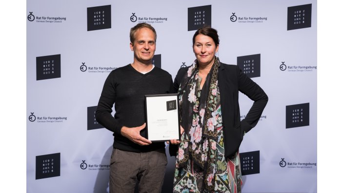 Bernd Ullrich und Prof. Andrea Dung nahmen den Iconic Award für die Bildungswerkstatt entgegen.
