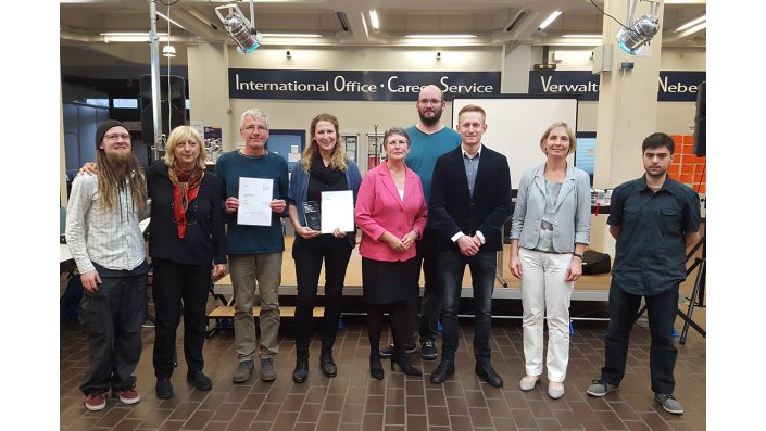 Gruppenbild: Teilnehmerinnen und Teilnehmer und die Jury