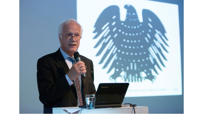 Christoph Laeis über die Entwicklung des Bundesadlers: Studio Laeis erhielt 1999 den Zuschlag für ein Re-Design des Adlers – Anlass war der Umzug des Bundetages nach Berlin