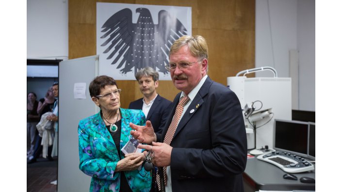 Prof. Dr. Rita Süssmuth,  Prof. Dr. Gunnar Heydenreich (hinten), Prof. Dr. Robert Fuchs an der Geburtstätte des Bundesadlers. Hier entstand die "Fette Henne" – eine Gedenktafel wurde enthüllt.