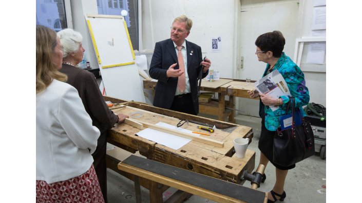 Prof. Dr. Robert Fuchs zeigt den Ort, an dem Ludwig Gies eine Wanddekoration entworfen hat.