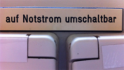 Schild: Auf Notstrom umschaltbar (Bild: Alexander Fekete)